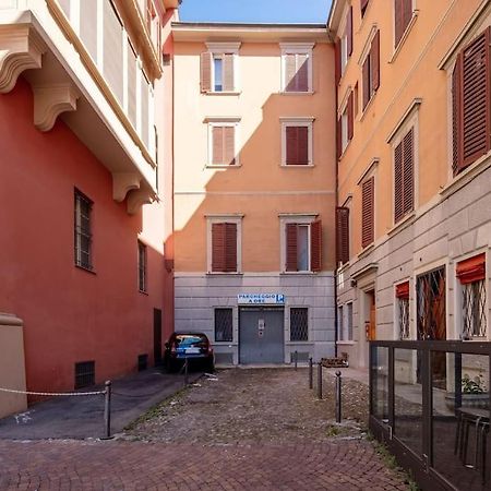 Ground Floor Luxe Historic Studio City Centre Apartment Болоня Екстериор снимка