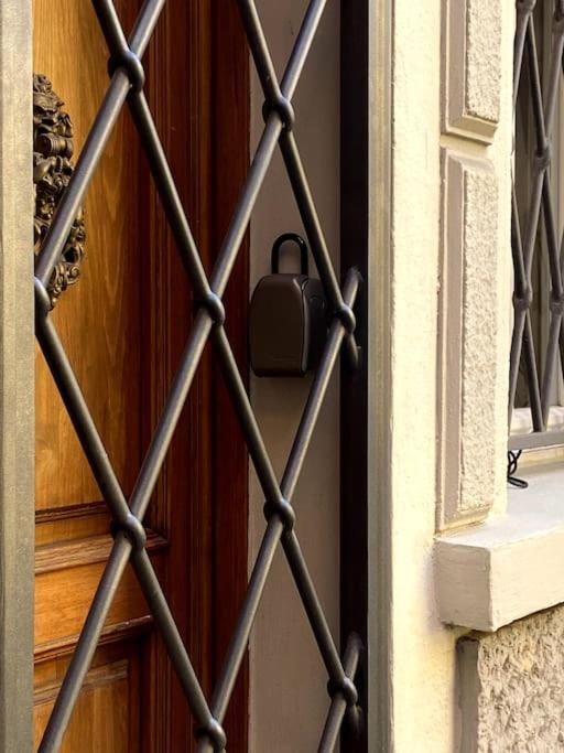 Ground Floor Luxe Historic Studio City Centre Apartment Болоня Екстериор снимка
