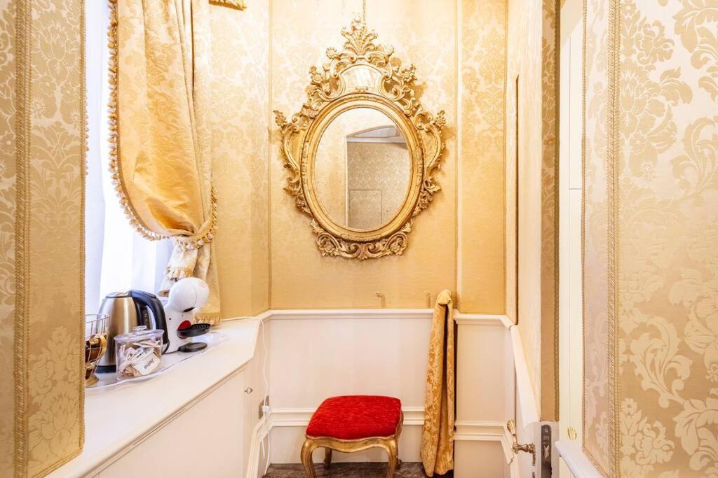Ground Floor Luxe Historic Studio City Centre Apartment Болоня Екстериор снимка