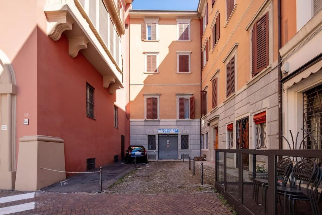 Ground Floor Luxe Historic Studio City Centre Apartment Болоня Екстериор снимка