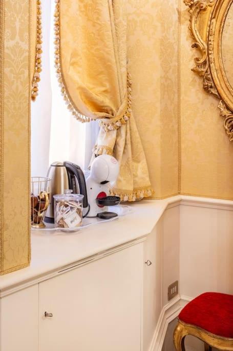 Ground Floor Luxe Historic Studio City Centre Apartment Болоня Екстериор снимка