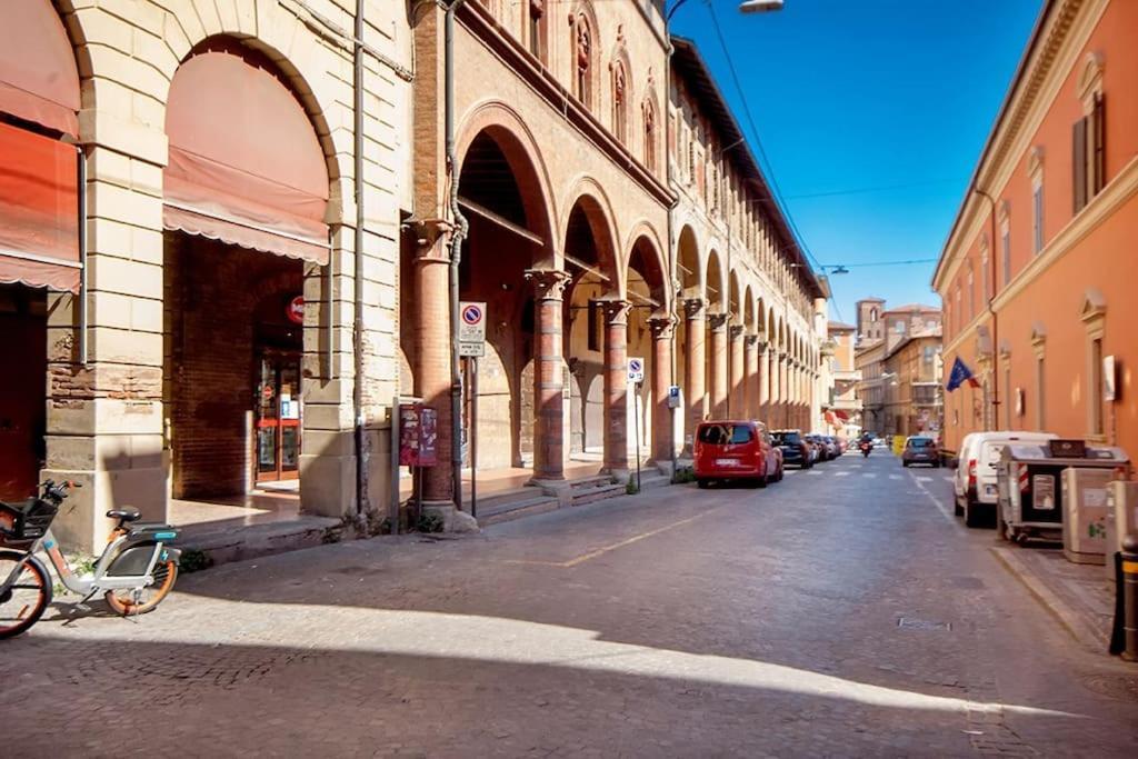 Ground Floor Luxe Historic Studio City Centre Apartment Болоня Екстериор снимка