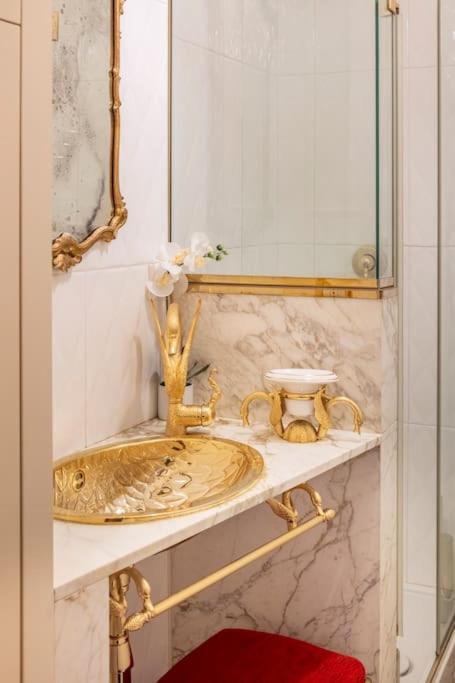 Ground Floor Luxe Historic Studio City Centre Apartment Болоня Екстериор снимка