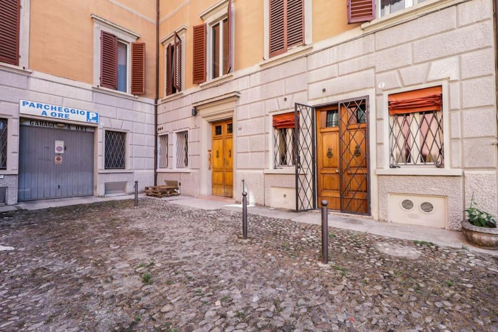 Ground Floor Luxe Historic Studio City Centre Apartment Болоня Екстериор снимка