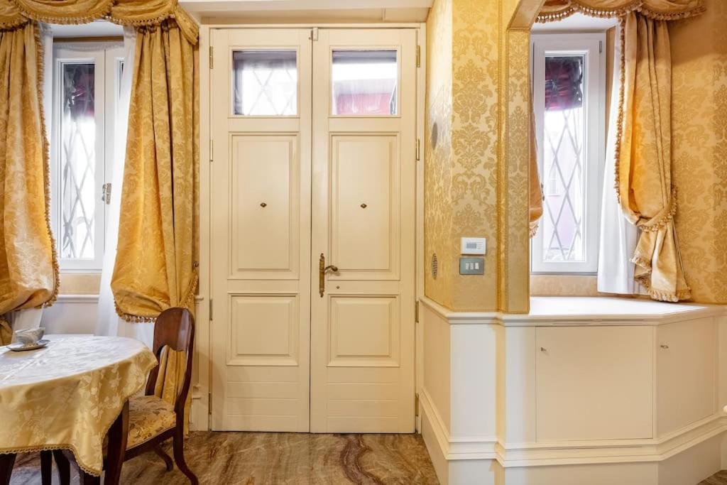 Ground Floor Luxe Historic Studio City Centre Apartment Болоня Екстериор снимка